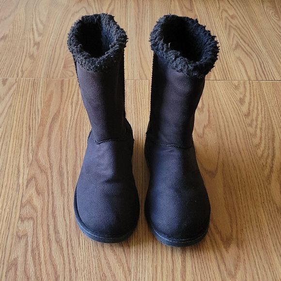 So fur boots size 7 color black - Picture 1 of 16